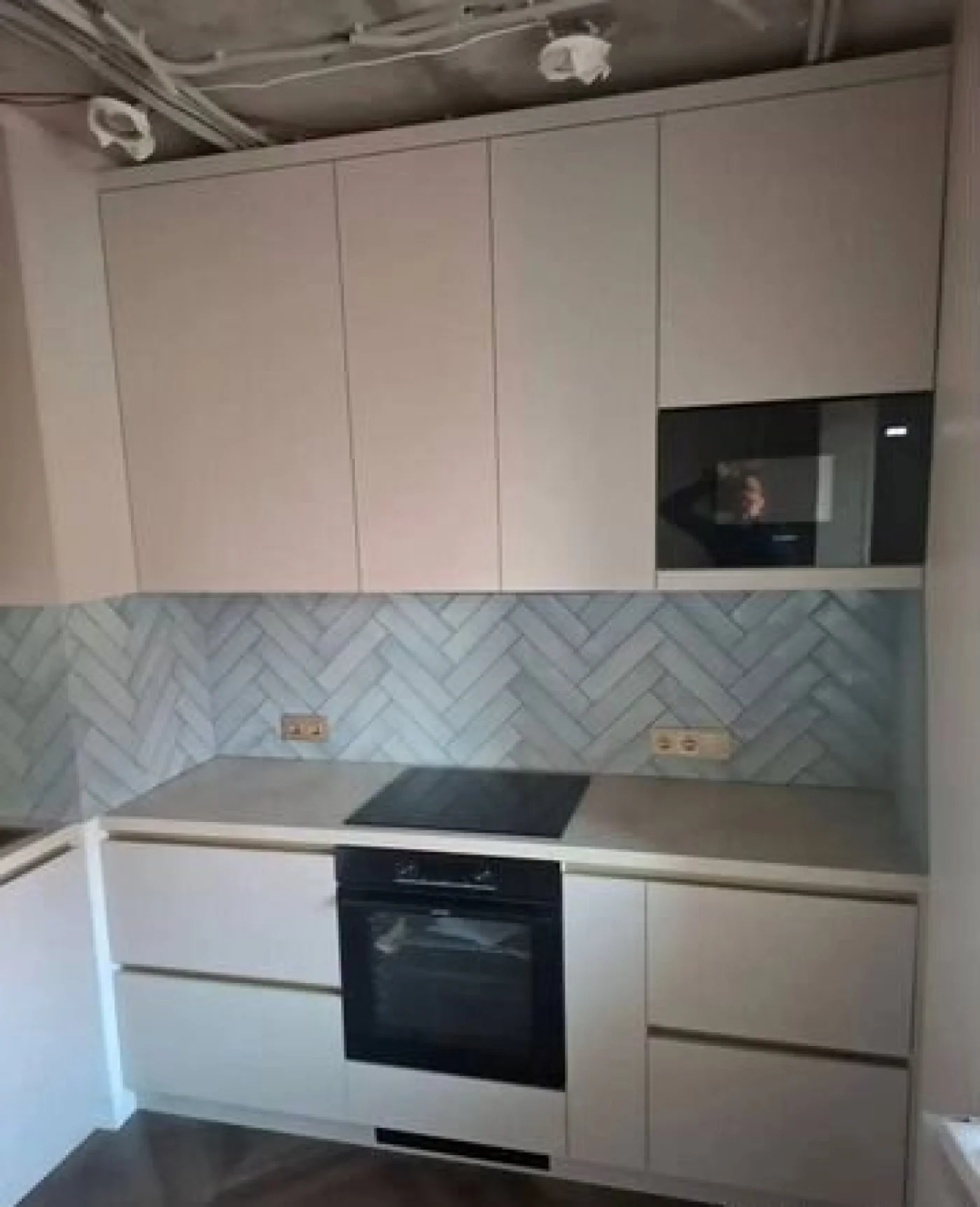 Серо-голубая кухня на заказ под размеры помещения
