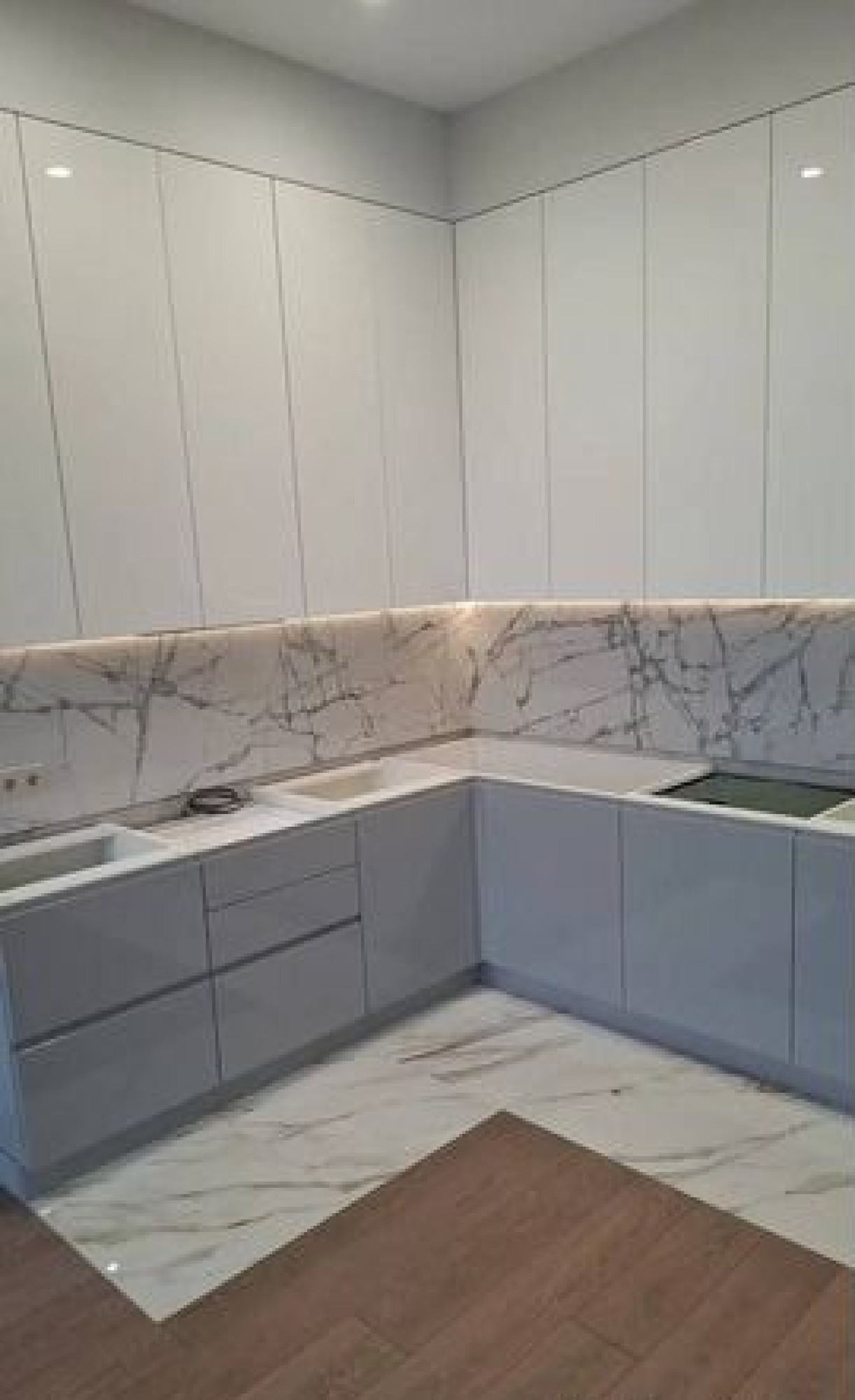 Серо-голубая кухня на заказ под размеры помещения